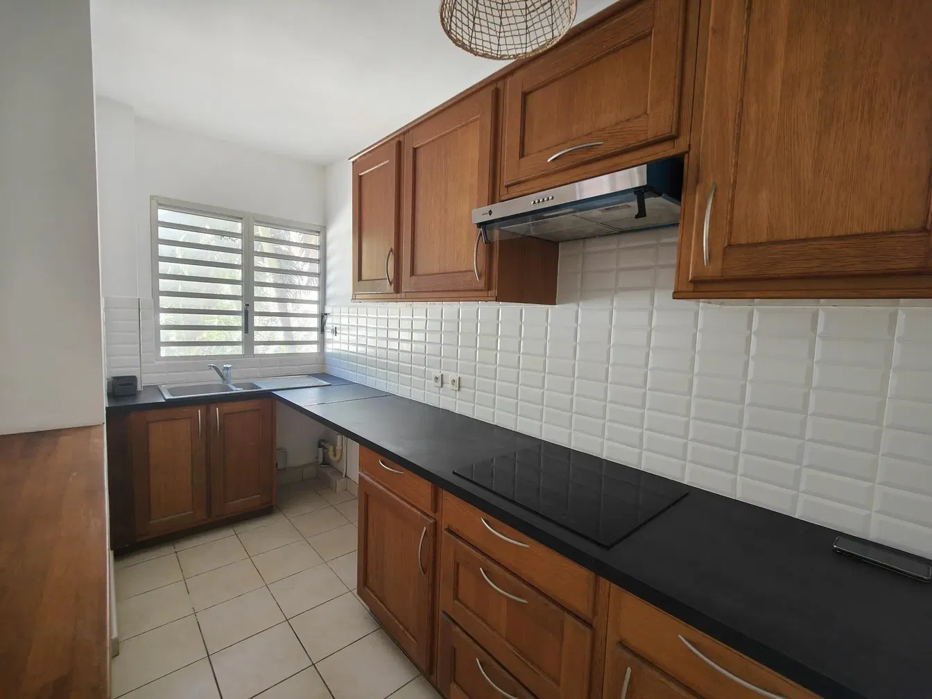 Küche; küchengeräte, fliesenboden, tageslicht, moderner stil