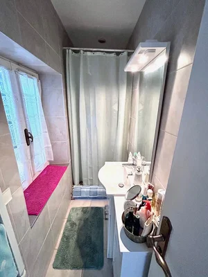 Badezimmer; fliesenboden, tageslicht, renoviert