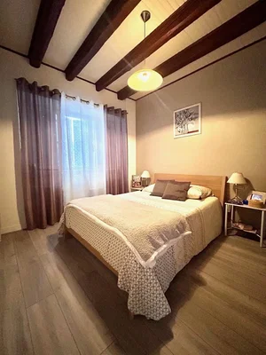 Schlafzimmer; tageslicht, holzbalken