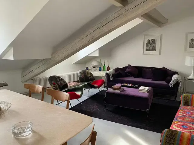 Salon; poutres en bois, style rustique, lumière naturelle