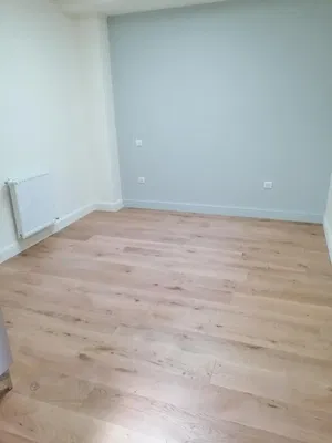 Schlafzimmer; holzboden, tageslicht