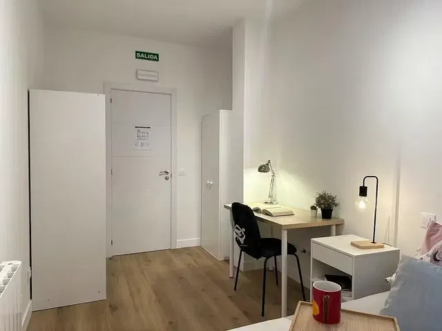 Spavaća soba; drveni pod, prirodna svjetlost, moderan stil