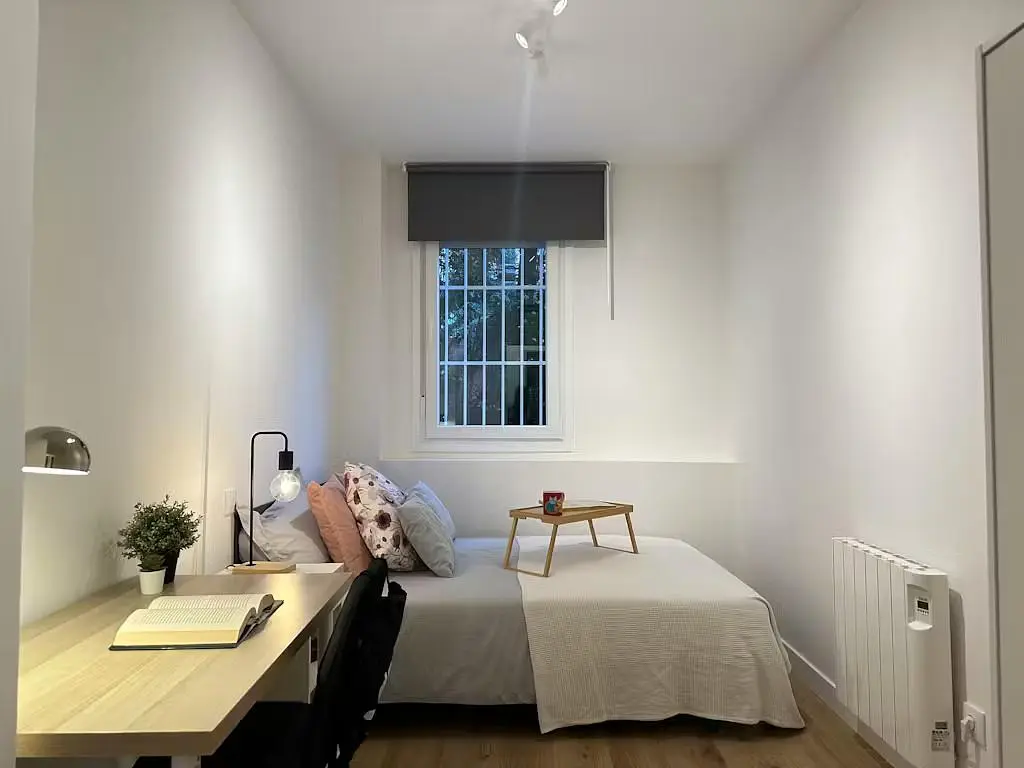 Schlafzimmer; tageslicht, holzboden, moderner stil