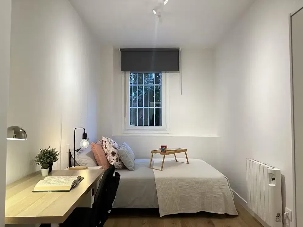 Schlafzimmer; tageslicht, holzboden, moderner stil