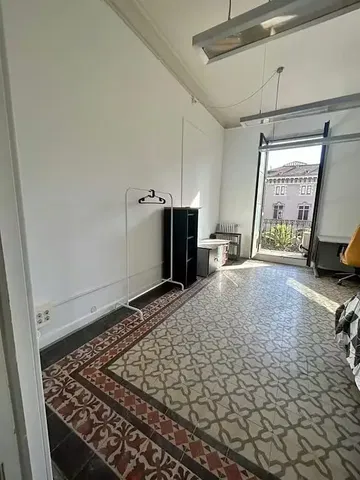 Slaapkamer; tegelvloer, natuurlijk licht, uitzicht