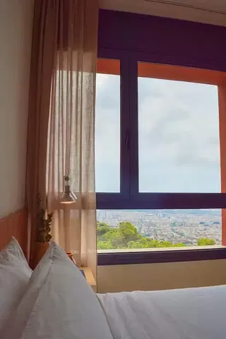 Spálňa; výhľad, prirodzené svetlo