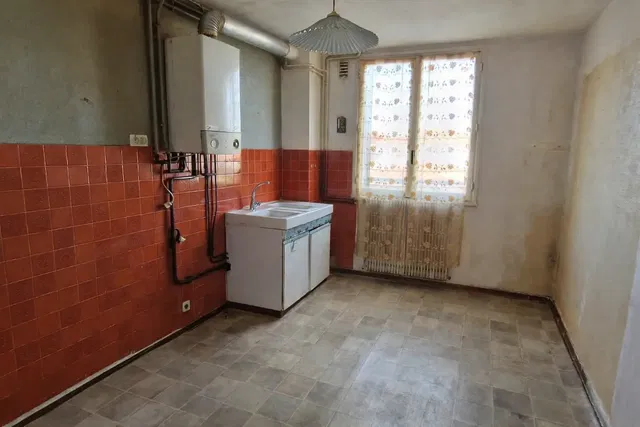 مطبخ; أرضية من البلاط, أجهزة المطبخ, سخان مياه, يحتاج إلى تجديد, ضوء طبيعي