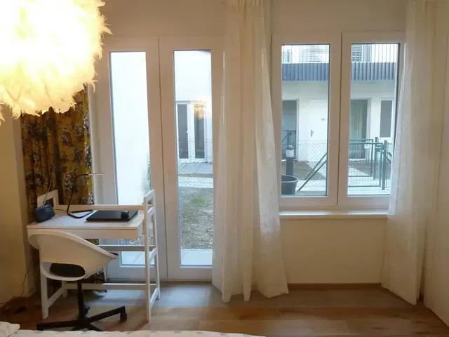 Schlafzimmer; tageslicht, holzboden