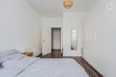 Schlafzimmer; holzboden, tageslicht, moderner stil