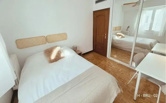 Spavaća soba; prirodna svjetlost, moderan stil