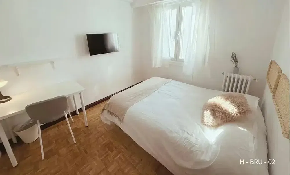 Spavaća soba; prirodna svjetlost, moderan stil