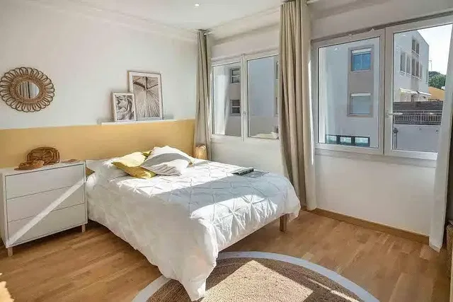 Ložnice; přirozené světlo, dřevěná podlaha, moderní styl