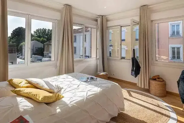 Ložnice; výhled, přirozené světlo, moderní styl