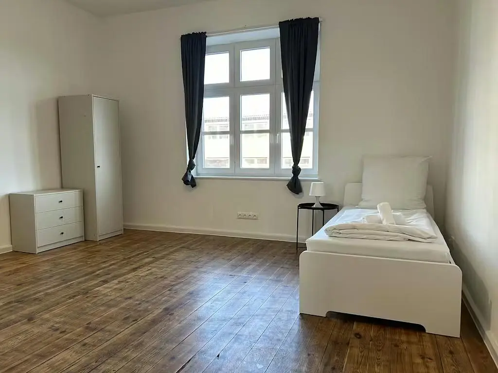 Camera da letto; pavimento in legno, luce naturale