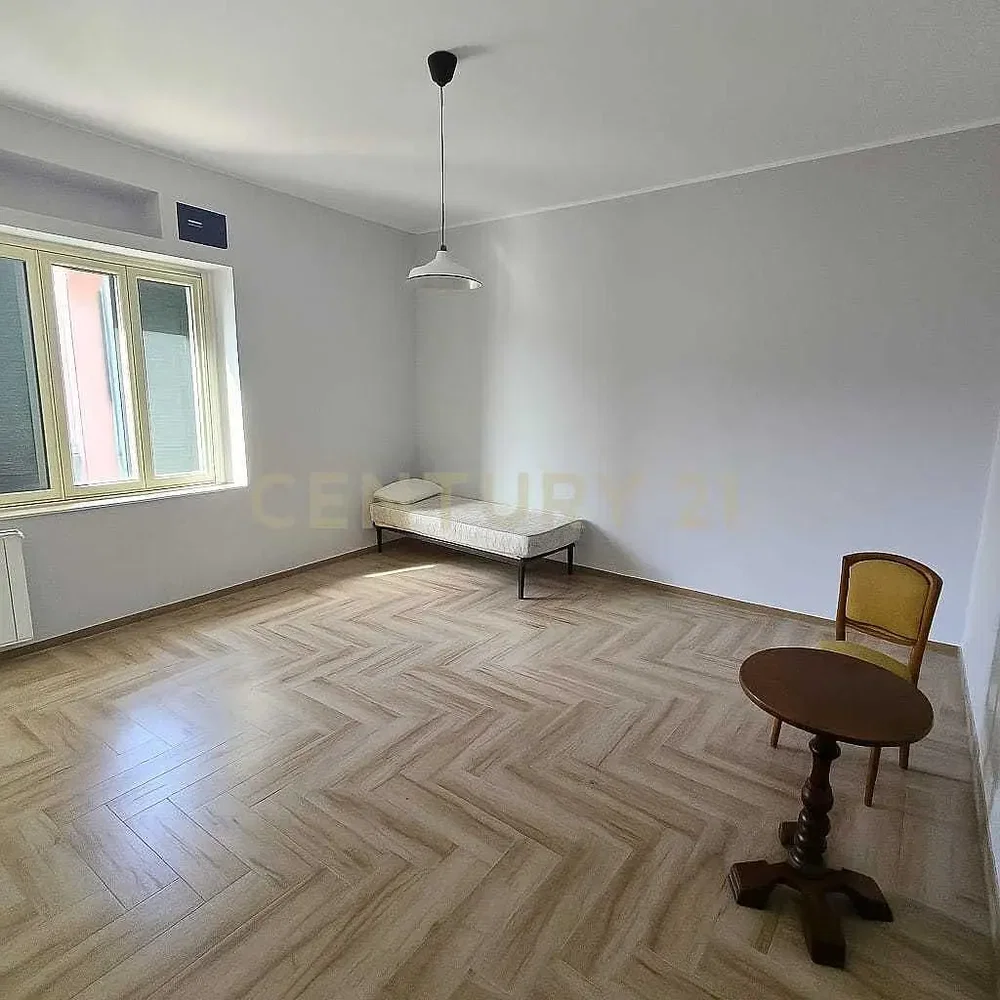 Schlafzimmer; holzboden, tageslicht