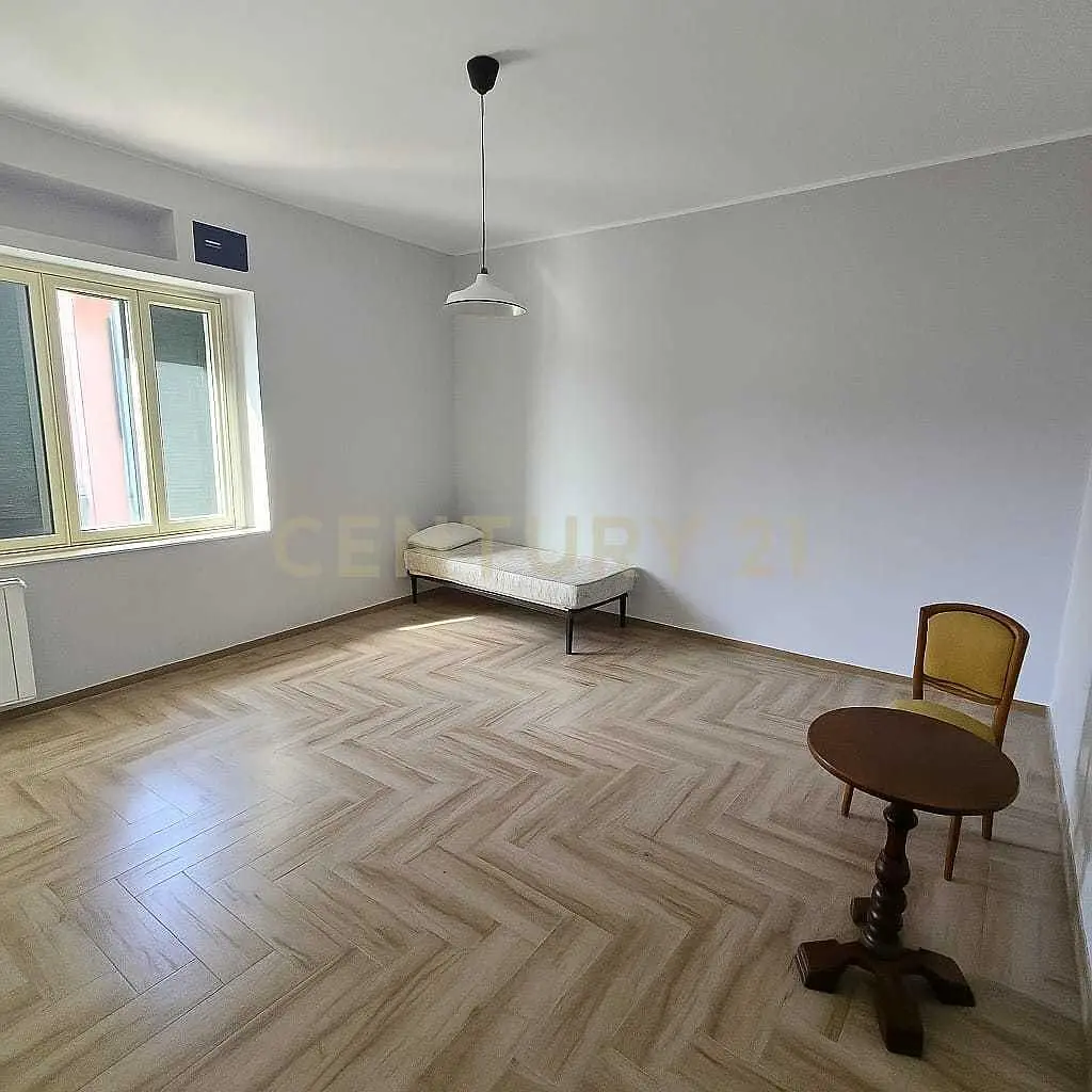 Schlafzimmer; holzboden, tageslicht