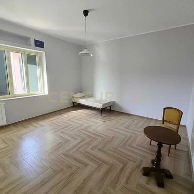 Schlafzimmer; holzboden, tageslicht