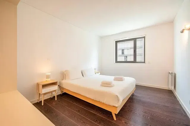 Ložnice; dřevěná podlaha, přirozené světlo