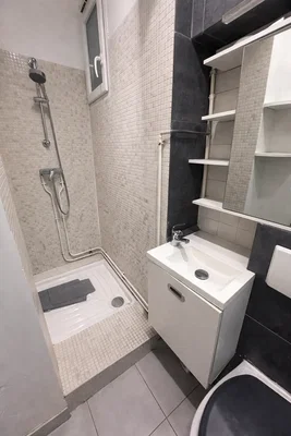 Banyo; fayans zemin, doğal ışık, tadilatlı