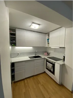 Kuhinja; kuhinjski aparati, drveni pod, prirodno svjetlo, moderni stil