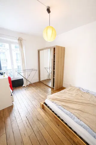 Schlafzimmer; holzboden, tageslicht