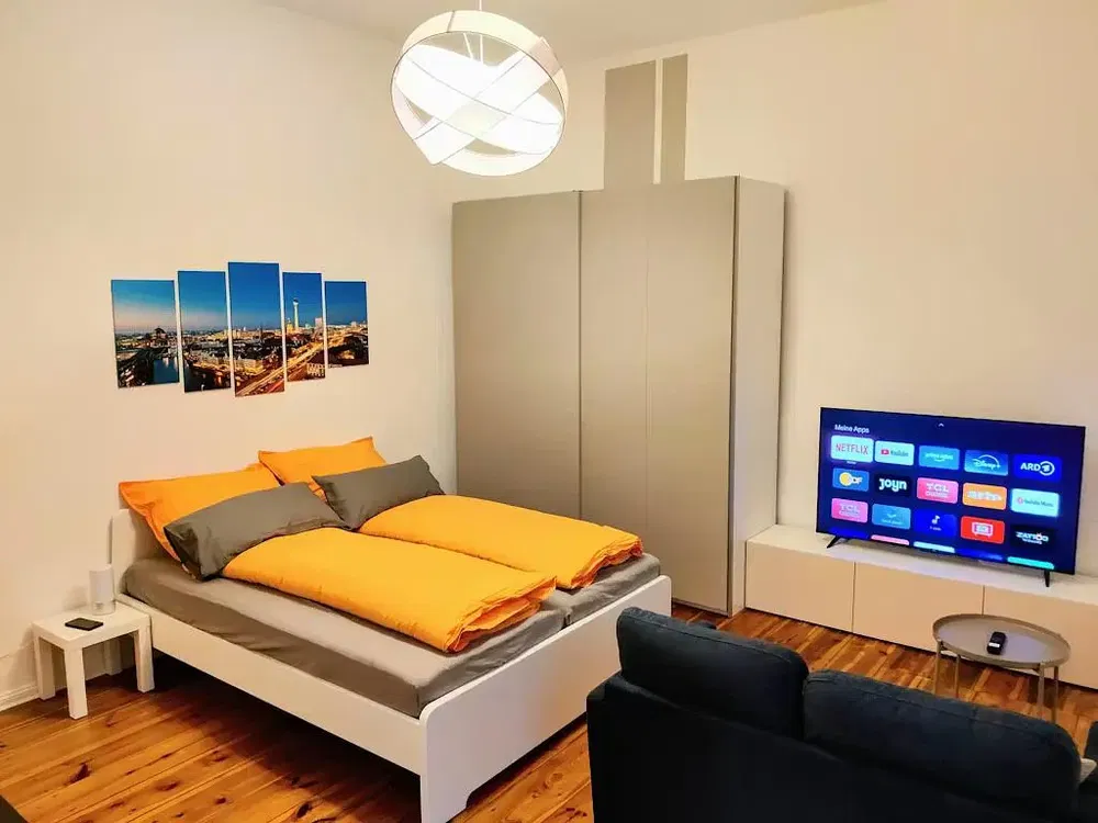 Ložnice; moderní styl, přirozené světlo