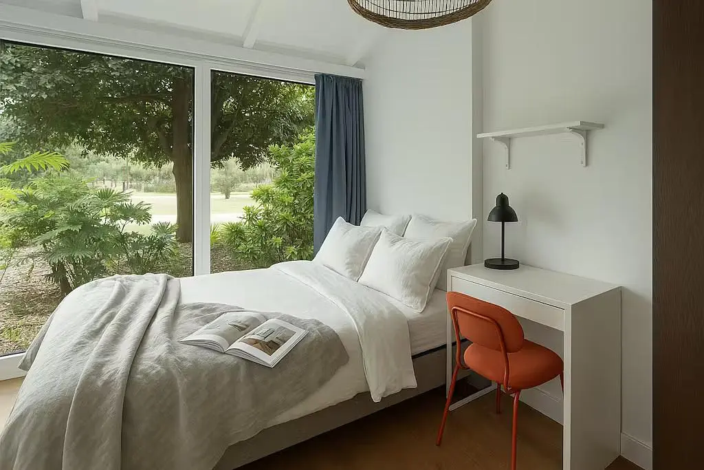 Yatak odası; manzara, doğal ışık