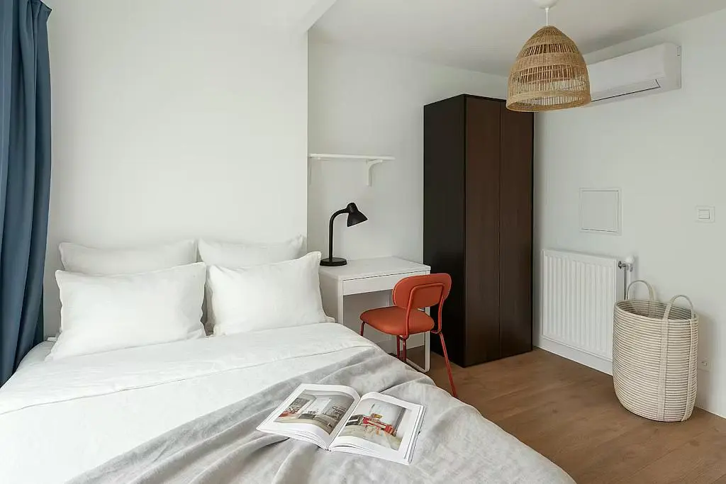 Yatak odası; doğal ışık, modern stil