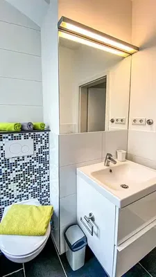 Toaleta; dlažba, po rekonstrukci, přirozené světlo