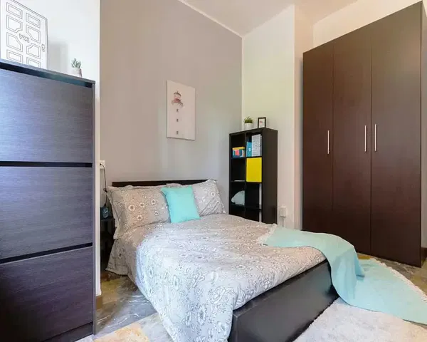 Spálňa; drevená podlaha, prirodzené svetlo