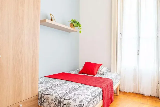 Spálňa; prirodzené svetlo, drevená podlaha