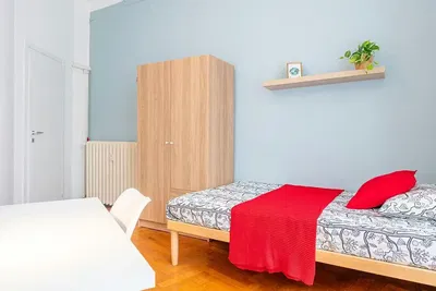 Schlafzimmer; holzboden, tageslicht