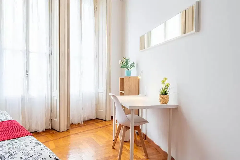 Yatak odası; doğal ışık, ahşap zemin