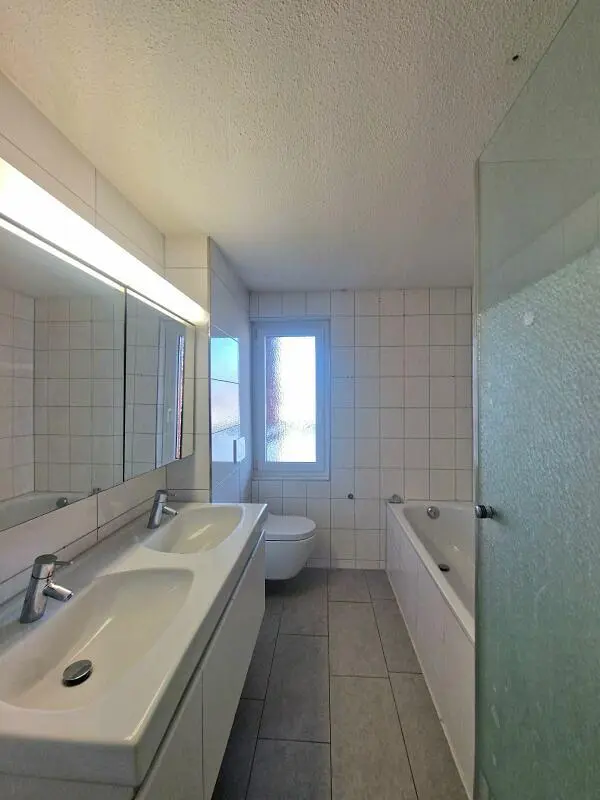 Badezimmer; fliesenboden, tageslicht, renoviert