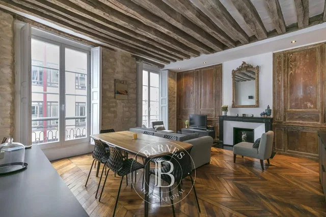 Wohnzimmer; holzbalken, holzboden, kamin, blick, tageslicht