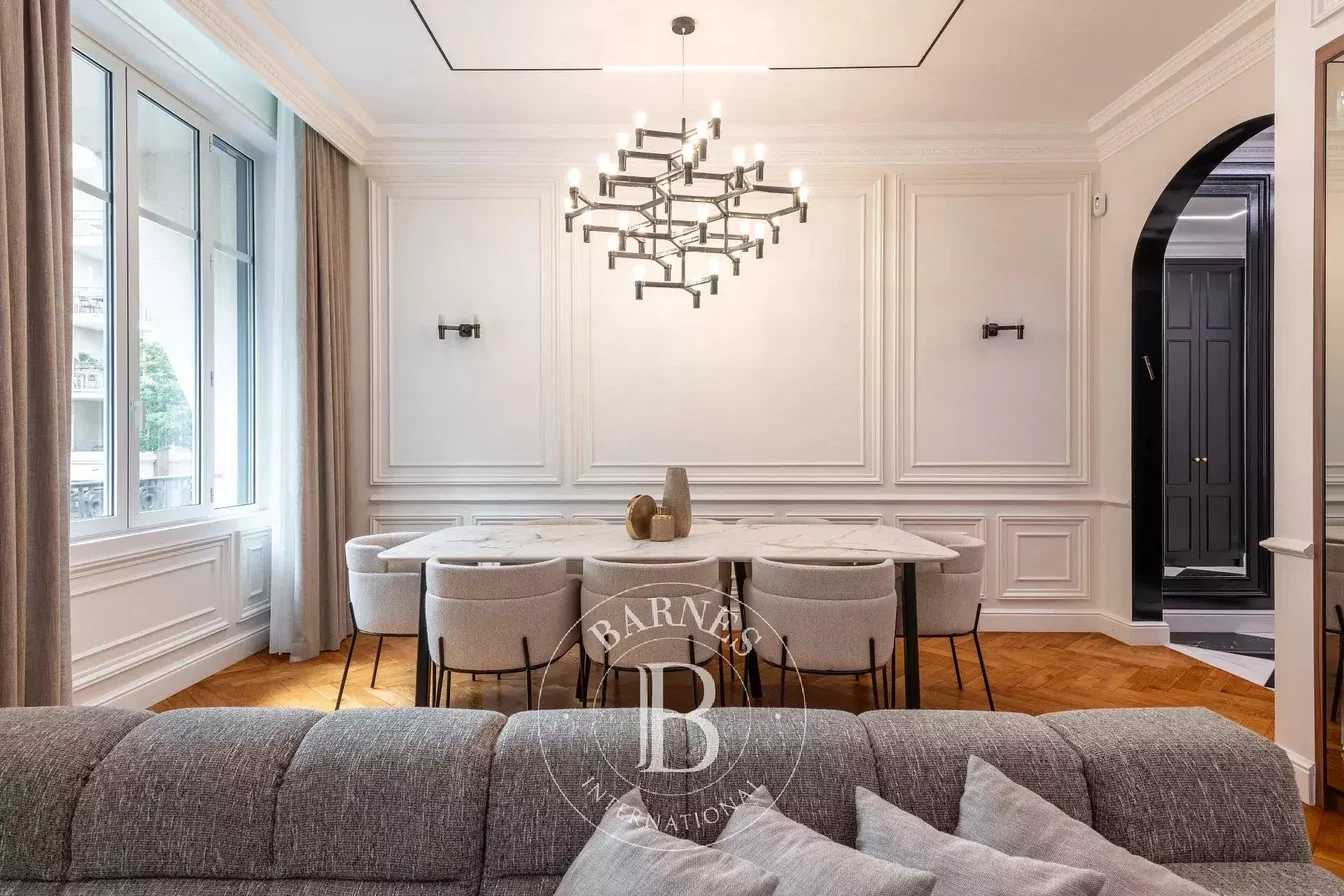 Oturma odası; modern stil, ahşap zemin, doğal ışık