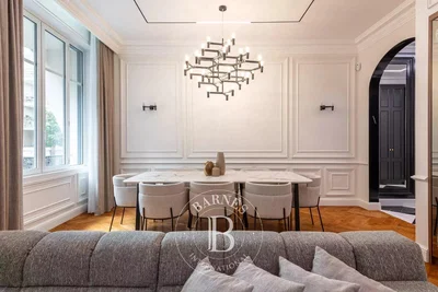 Oturma odası; modern stil, ahşap zemin, doğal ışık