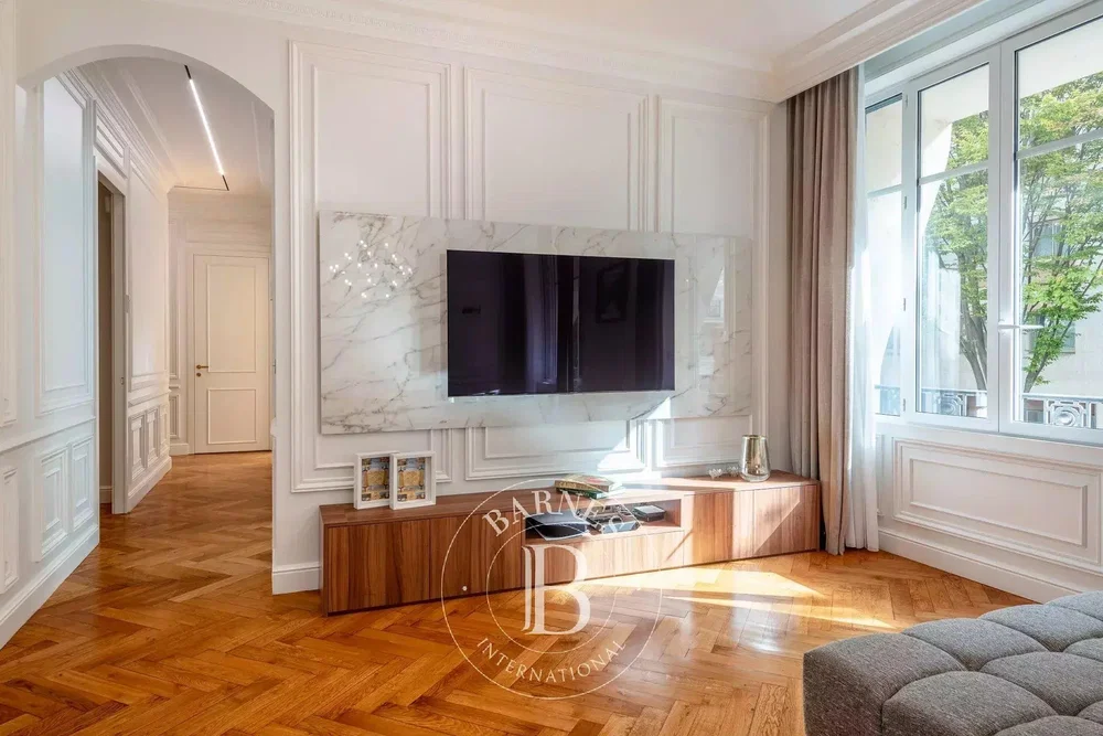 Oturma odası; ahşap zemin, doğal ışık, modern stil