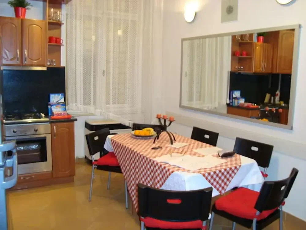 Cuisine; électroménager, lumière naturelle