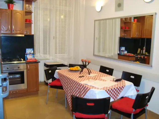 Cucina; elettrodomestici, luce naturale