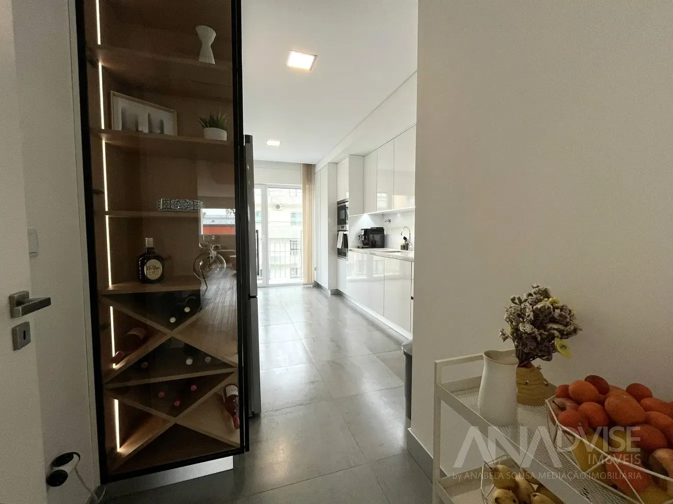 Kuchyně; dlažba, výhled, přirozené světlo