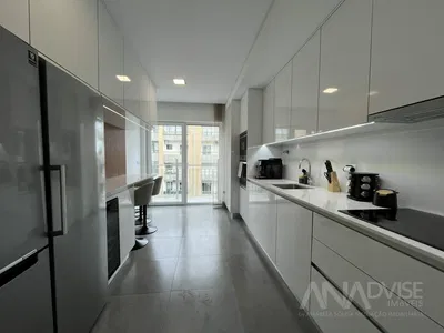 Kuchyně; kuchyňské spotřebiče, výhled, dlažba, po rekonstrukci, moderní styl, přirozené světlo