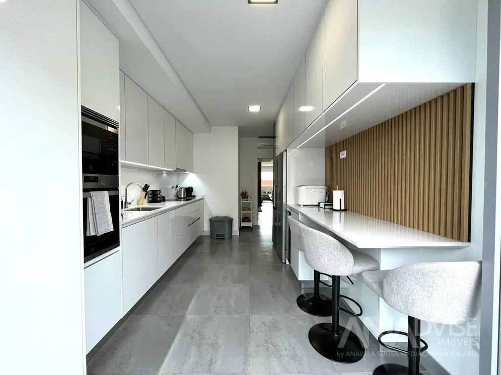 Kuchyně; kuchyňské spotřebiče, přirozené světlo, moderní styl, dlažba, po rekonstrukci