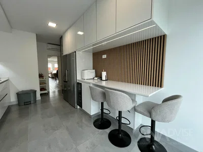 Kuchyně; kuchyňské spotřebiče, dlažba, přirozené světlo, moderní styl