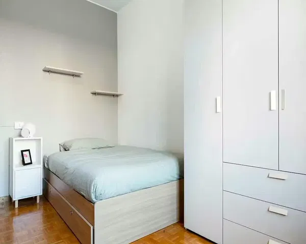 Schlafzimmer; holzboden, tageslicht