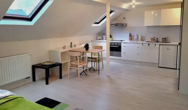 Cuisine; lumière naturelle, électroménager, parquet