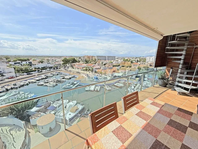 Terrazza; vista, pavimento in piastrelle