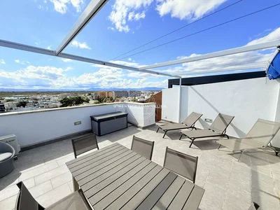 Terrazza; vista, pavimento in piastrelle