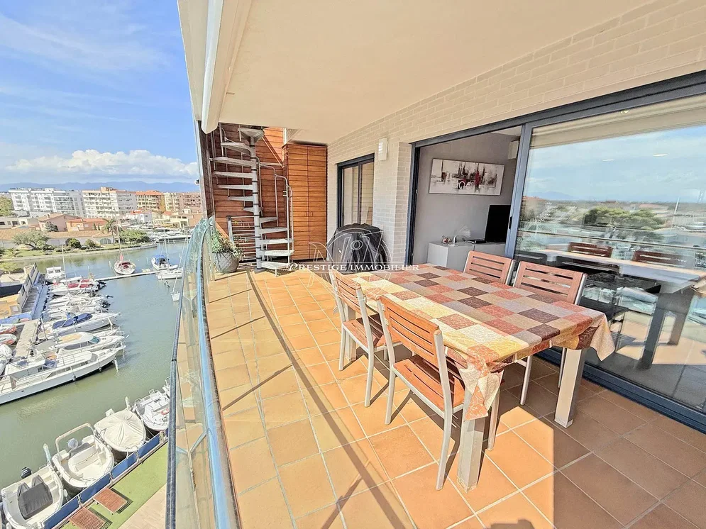 Terrazza; vista, pavimento in piastrelle
