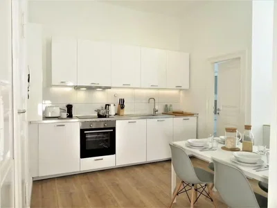 Küche; küchengeräte, tageslicht, moderner stil, holzboden